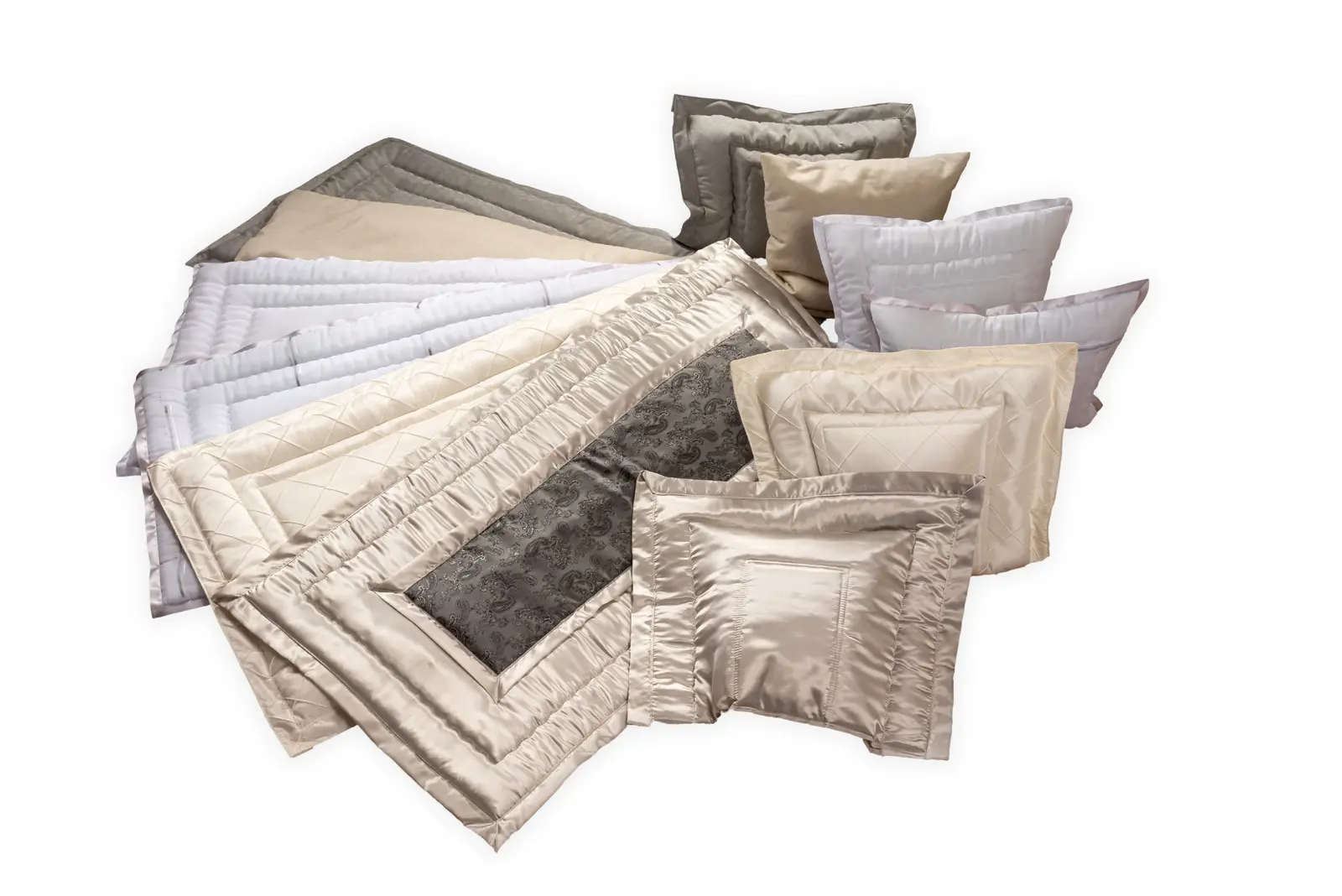 Deckengarnituren | Überblick über unsere vielfältigen Decken und Kissen aus Baumwolle, Seide und Damast | Bestattungshaus Ludger Schlüter