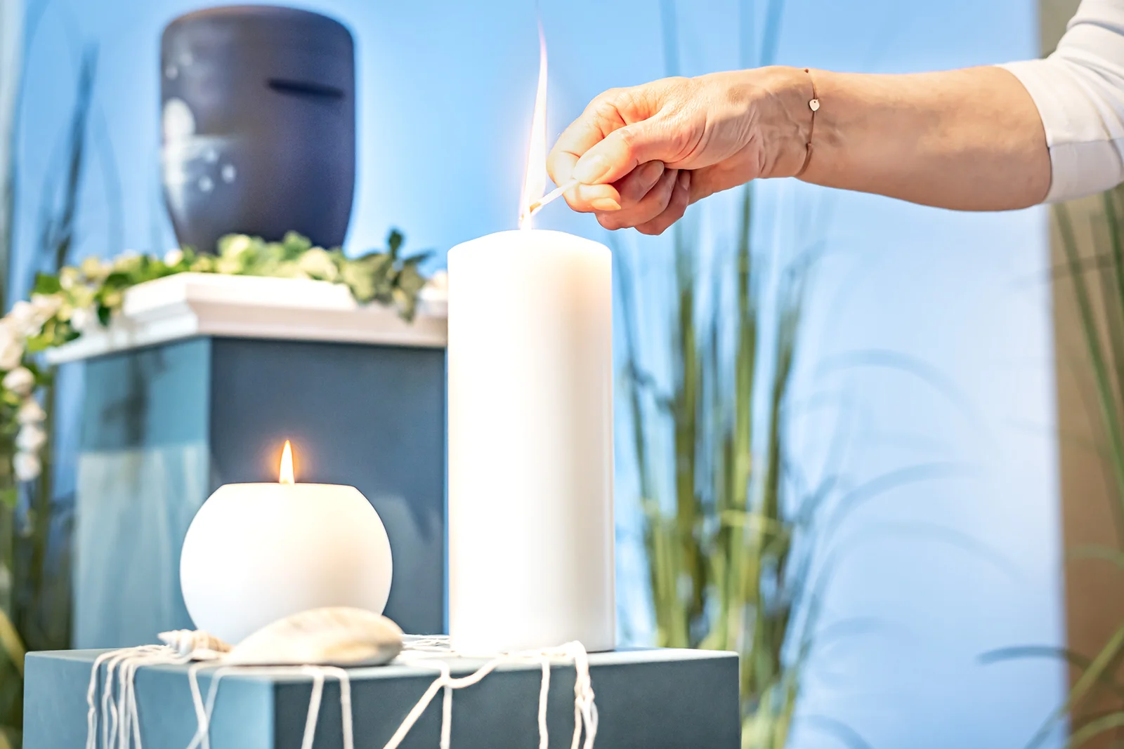 Bestattungshaus Ludger Schlüter | Eine Kerze wird zum Gedenken an eine verstorbene Person entzündet.