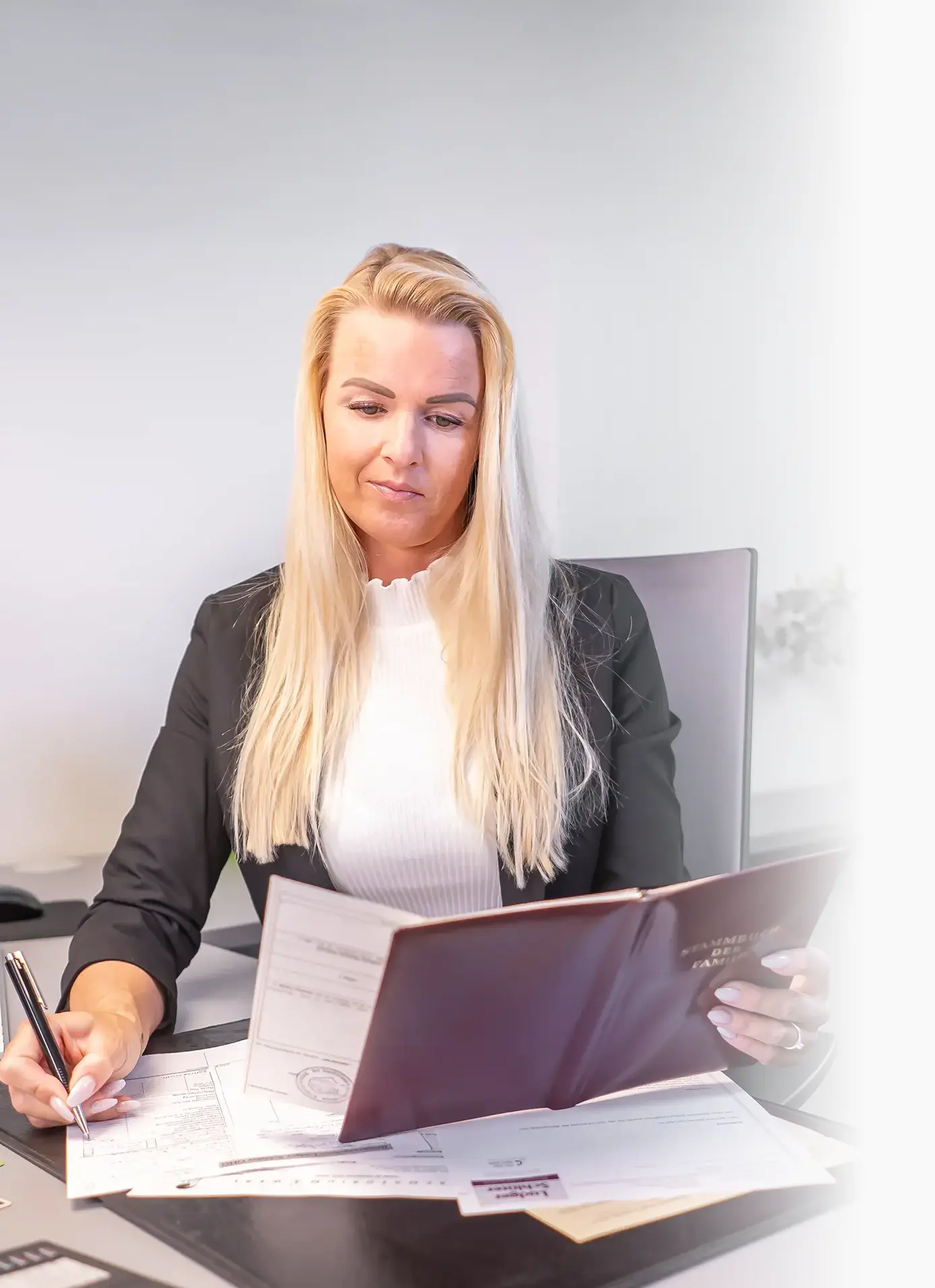 Formalitäten | Abmeldungen und Kündigungen | Bestattungshaus Ludger Schlüter Formalitäten | Eine Mitarbeiterin nimmt alle notwendigen Abmeldungen und Kündigungen vor. | Bestattungshaus Ludger Schlüter