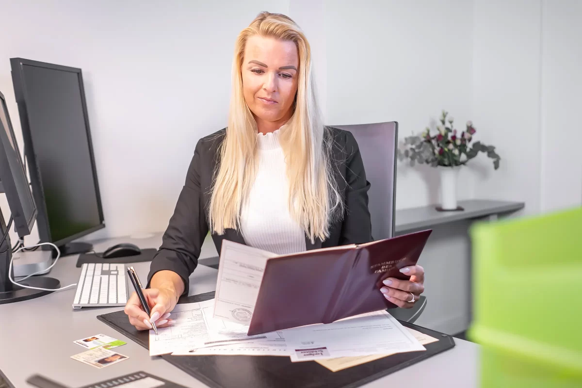 Beerdigungen in Duisburg Beerdigungen Duisburg | Ablauf einer Bestattung | Eine erfahrene Bestatterin führt in einem Sterbefall alle notwendigen Formalitäten und Erledigungen durch.