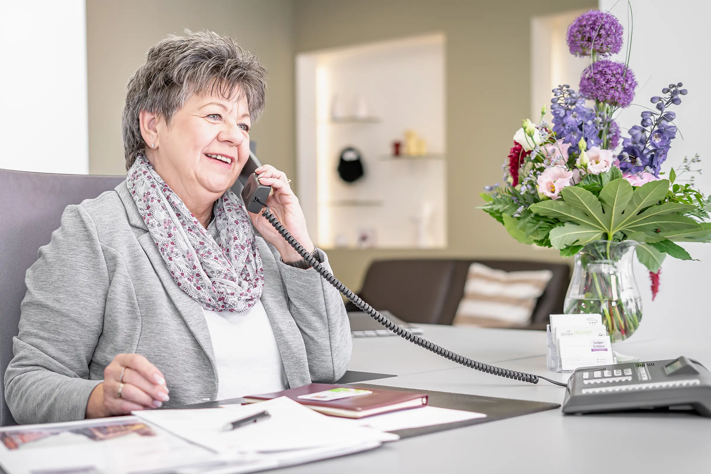 Beerdigungen in Duisburg Beerdigungen Duisburg | 24 Stunden für Sie erreichbar | Eine kompetente Bestatterin nimmt einen Anruf entgegen und steht den Angehörigen zur Verfügung.