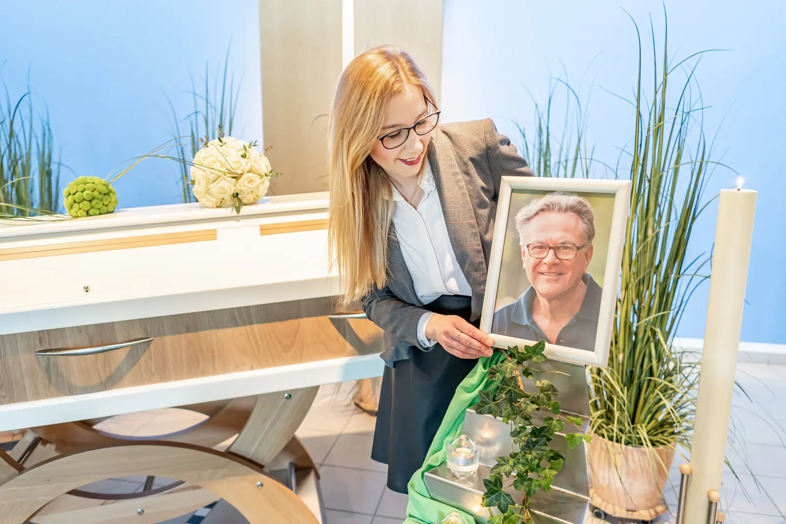 Bestatter in Duisburg Bestatter in Duisburg | Leistungen | Eine erfahrene Bestatterin integriert in die individuelle Trauerdekoration der Trauerfeier ein persönliches Bild des Verstorbenen.